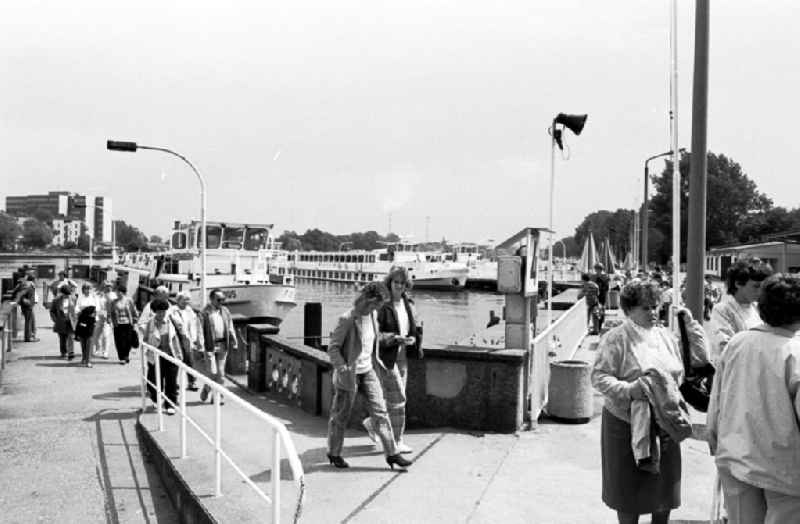 Ruderboot und Wassertreterverleih Treptower Park und Weiße Flotte Hafen
09.