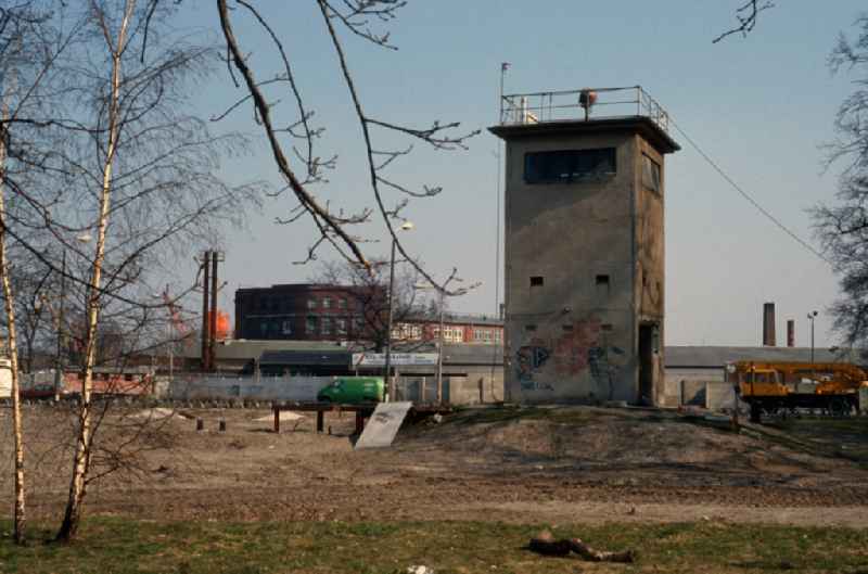 One in five border guard towers at the Berlin Wall have been preserved in Berlin - Treptow. The tower is a listed building. The watchtowers were arranged so that the border strip was to see through from there