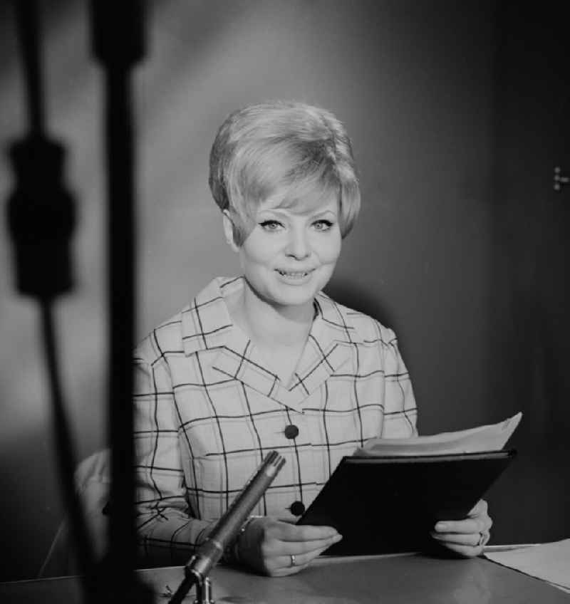 Anne Marie Brodhagen is a former announcer and presenter of the GDR television. It was further known through the television program 'Zoo Tele fail'. It formed from the later ones Program spokesman. Here in the studio in Berlin - Adlershof