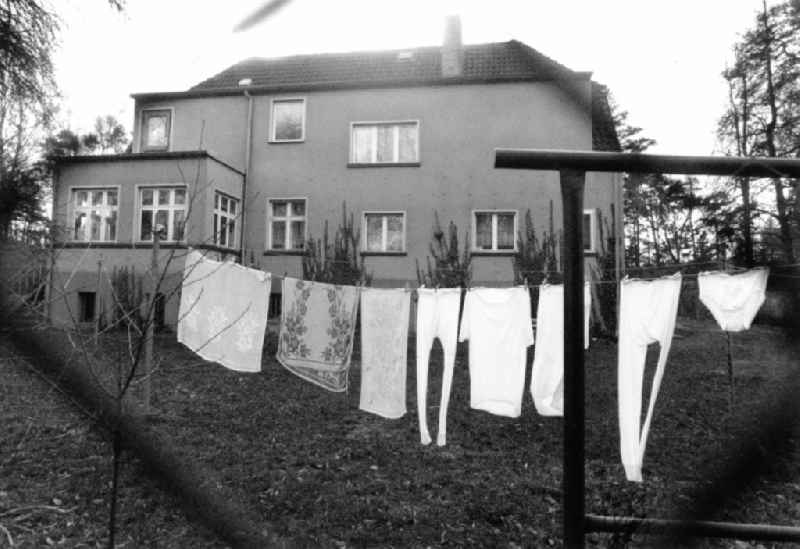 Clothesline with freshly washed laundry hangs to dry in the garden of the parsonage of the priest Uwe Holmer in praise valley in Bernau near Berlin in the federal state Brandenburg in the area of the former GDR, German democratic republic. As a leader of the hope talers there of institutions, a social equipment, he grants on the 30th of January, 199