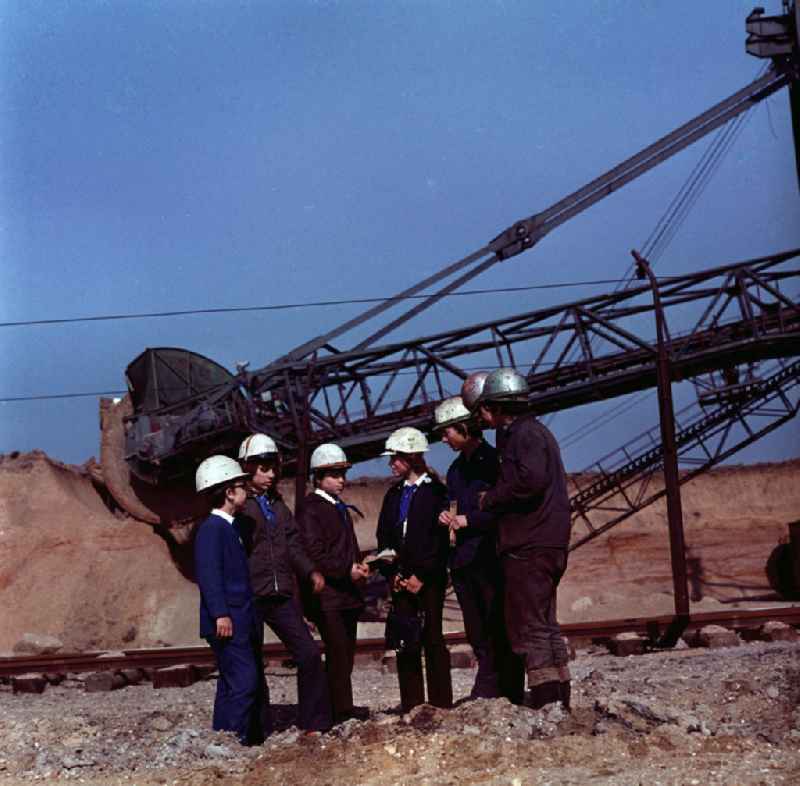 Jungpioniere / Pioniere mit blauem Halstuch / Uniform besuchen Bergbauarbeiter im Goitzsche Braunkohletagebau zum Wandertag.