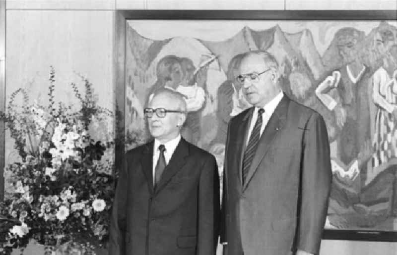 Beim ersten Besuch eines führenden DDR-Repräsentanten in der Bundesrepublik wird SED-Generalsekretär und Staatsratsvorsitzender Erich Honecker (l) von Bundeskanzler Helmut Kohl begrüßt. Dem 75 Jahre alten Staatsratsvorsitzenden der DDR ist es trotz großer Widerstände aus der Sowjetunion gelungen, zum fünftägigen 'Arbeitsbesuch' in den kapitalistischen Westen zu kommen. Honeckers Reise bleibt allerdings der einzige Empfang eines DDR-Staatschefs in der BRD.