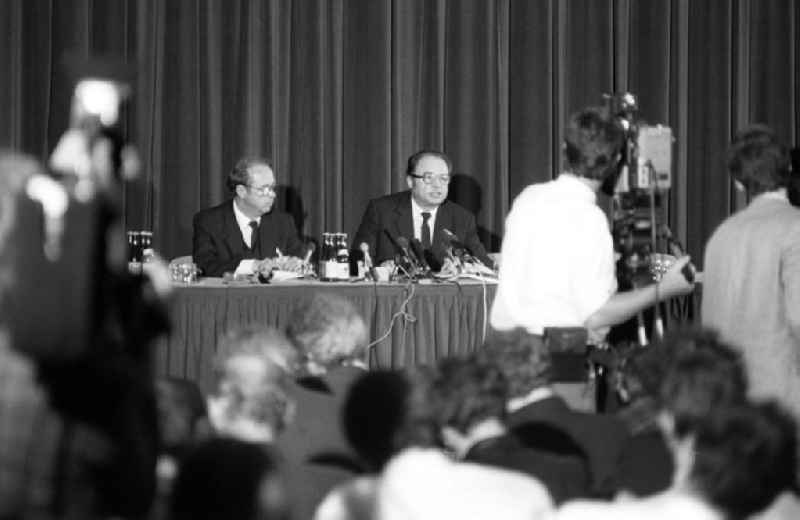Pressekonferenz vor dem ersten Besuch eines führenden DDR-Repräsentanten in der Bundesrepublik. Der Pressesprecher der Bundesregierung, Friedhelm Ost (r), und sein DDR-Pendant, Wolfgang Meyer, Leiter der Hauptabteilung Presse und Information im DDR-Außenministerium, beantworten die Journalisten-Fragen. An diesem Tag trifft SED-Generalsekretär und Staatsratsvorsitzender Erich Honecker in Bonn ein. Dem 75 Jahre alten Staatsratsvorsitzenden der DDR ist es trotz großer Widerstände aus der Sowjetunion gelungen, zum fünftägigen 'Arbeitsbesuch' in den kapitalistischen Westen zu kommen.