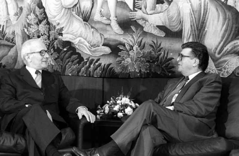 Beim ersten Besuch eines führenden DDR-Repräsentanten in der Bundesrepublik trifft SED-Generalsekretär und Staatsratsvorsitzender Erich Honecker (l) mit dem Bundestagspräsidenten  Philipp-Hariolf Jenninger zusammen. Dem 75 Jahre alten Staatsratsvorsitzenden der DDR ist es trotz großer Widerstände aus der Sowjetunion gelungen, zum fünftägigen 'Arbeitsbesuch' in den kapitalistischen Westen zu kommen. Honeckers Reise bleibt allerdings der einzige Empfang eines DDR-Staatschefs in der BRD.