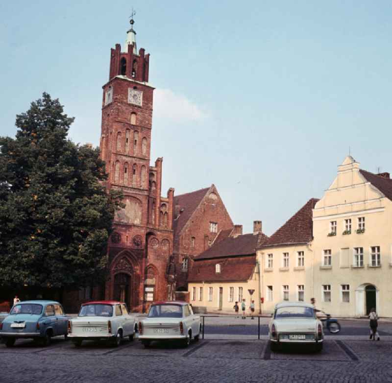 Altstädtischer Markt mit Rathaus in Brandenburg an der Havel. Rechts am Eingangsportal des Rathauses steht die brandenburgische Rolandsfigur.
