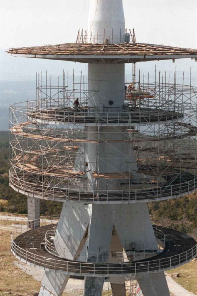 Eingerüsteter Sendemast / neuer Fernsehturm auf dem Brocken. Der 1973 gebaute Turm hat eine Höhe von 123m. Ende der Rekonstruktion war 1993.