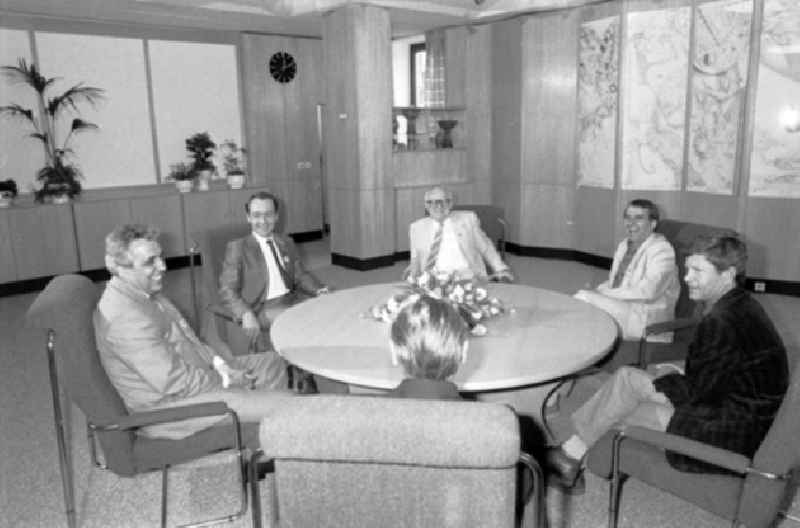 07.06.1987
Buchenwald Pfingsttreffen
Gesprächsrunde und Rundgang
FDJ - Konsomol
Foto: Lenke
Nr. 67