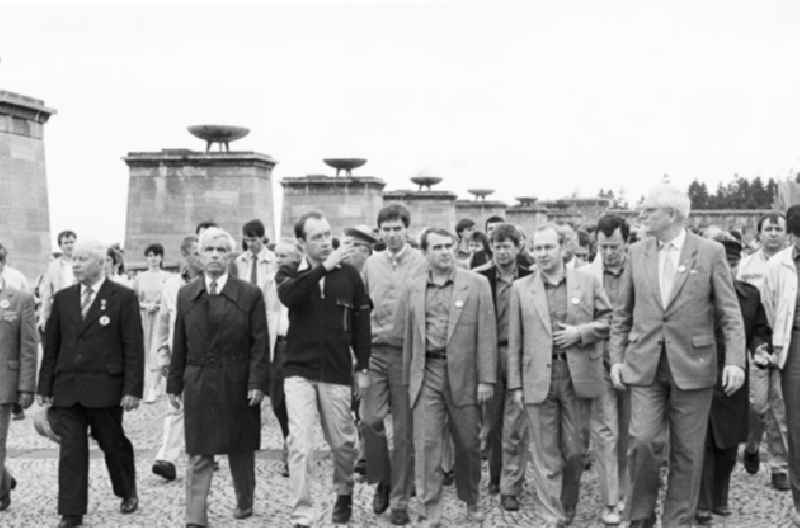 07.06.1987
Buchenwald Pfingsttreffen
Gesprächsrunde und Rundgang
FDJ - Konsomol
Foto: Lenke
Nr. 67