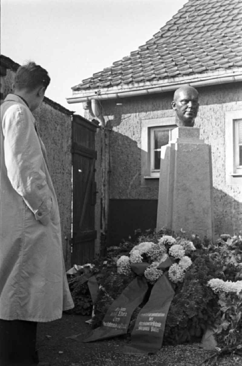 Ein Besucher steht an der Gedenkstätte für den deutschen Kommunisten und Arbeiterführer Ernst Thälmann im ehemaligen Konzentrationslager Buchenwald. Einer der niedergelegten Kränze stammte von der Parteiorganisation der Kreisparteischule 'Magnus  Poser'. In den 5