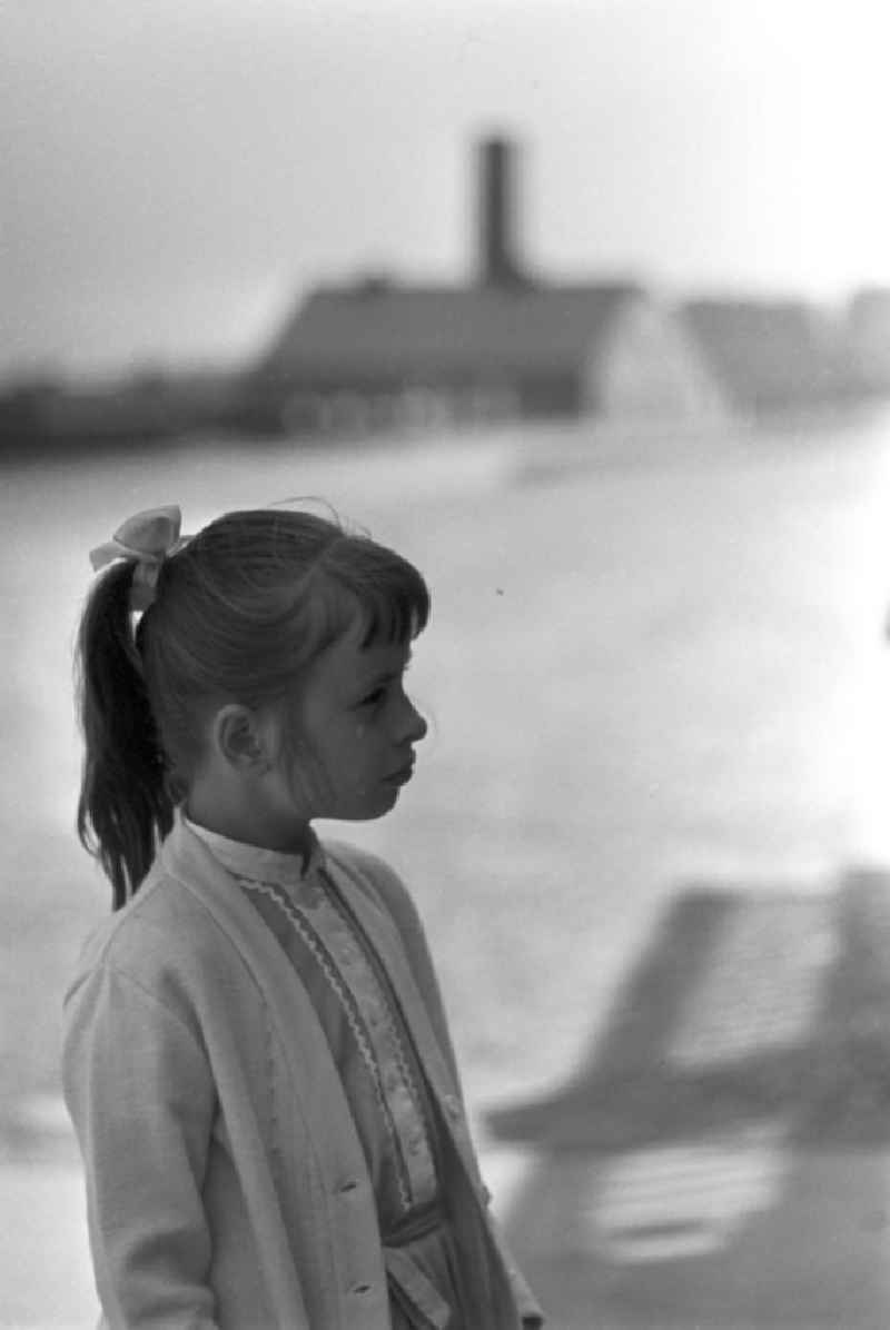 Ein Mädchen bei einer Besichtigung des ehemaligen Konzentrationslagers Buchenwald, das 1958 als Nationale Mahn- und Gedenkstätte eingeweiht worden war. Im Hintergrund das Krematorium.