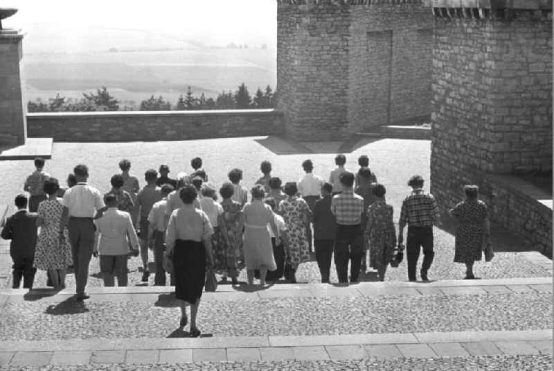 Eine Besuchergruppe im ehemaligen Konzentrationslager Buchenwald, das 1958 als Nationale Mahn- und Gedenkstätte eingeweiht worden war. Bestmögliche Qualität nach Vorlage!