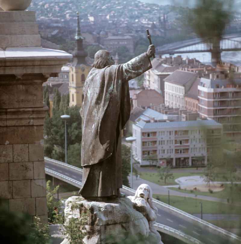 Blick vom Denkmal für den heiligen Märtyrerbischof Gellért auf die Kettenbrücke (Hintergrund) in der ungarischen Hauptstadt Budapest. Ungarn war für viele DDR-Bürger ein sehr beliebtes Urlaubsziel im sozialistischen Ausland. Vor allem Budapest und der Balaton standen dabei im Mittelpunkt des Interesses.