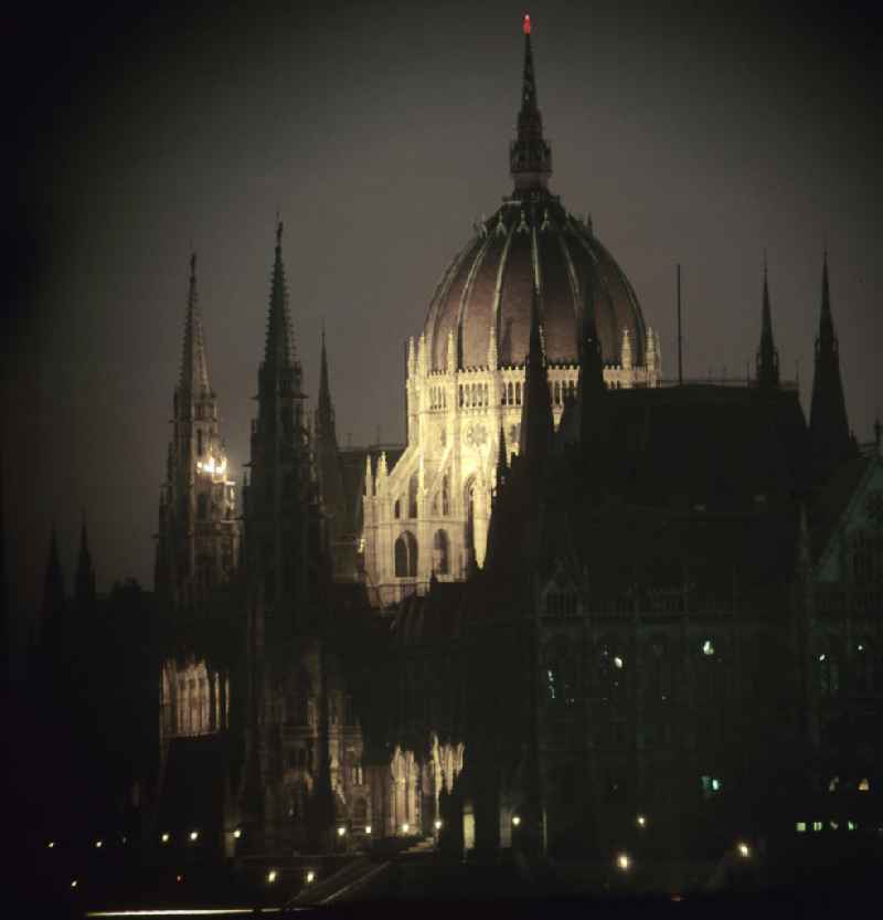 Nachtaufnahme: Das Parlamentsgebäude der ungarischen Hauptstadt Budapest bei Nacht. Ungarn war für viele DDR-Bürger ein sehr beliebtes Urlaubsziel im sozialistischen Ausland. Vor allem Budapest und der Balaton standen dabei im Mittelpunkt des Interesses.