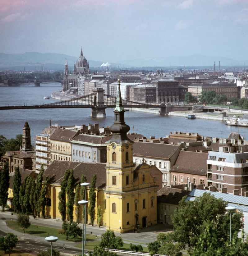 Blick auf die Kirche am Hirschplatz, die Kettenbrücke über die Donau und das Parlamentsgebäude der ungarischen Hauptstadt Budapest. Ungarn war für viele DDR-Bürger ein sehr beliebtes Urlaubsziel im sozialistischen Ausland. Vor allem Budapest und der Balaton standen dabei im Mittelpunkt des Interesses.
