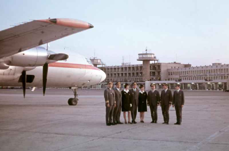 Eine Crew, Piloten und Stewardessen, der DDR-Fluggesellschaft Interflug steht vor dem Passagierflugzeug Iljuschin IL-18 auf dem Flughafen Ferihegy in der ungarischen Hauptstadt Budapest.