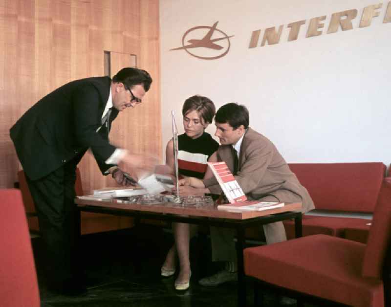 Beratungsgespräch in einem Reisebüro der DDR-Fluggesellschaft Interflug in der ungarischen Hauptstadt Budapest.