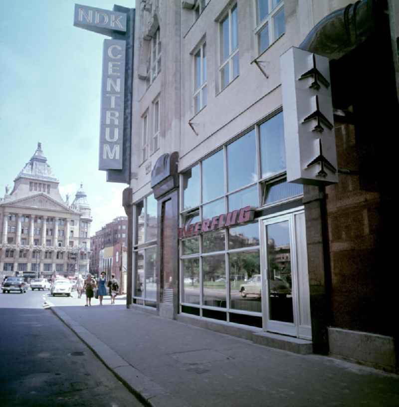 Blick auf ein Reisebüro der DDR-Fluggesellschaft Interflug und das DDR-Zentrum / NDK-Centrum in der ungarischen Hauptstadt Budapest.