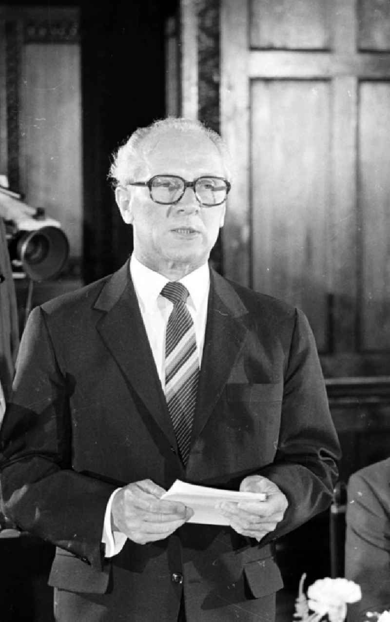 Der Partei- und Staatschef der DDR, Erich Honecker, während einer Ansprache anläßlich seines Besuches in Budapest, Ungarn.