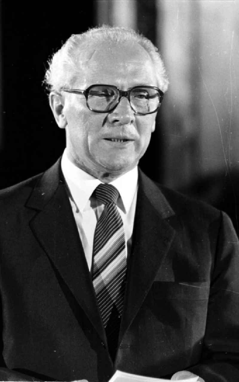 Der Partei- und Staatschef der DDR, Erich Honecker, während einer Ansprache anläßlich seines Besuches in Budapest, Ungarn.