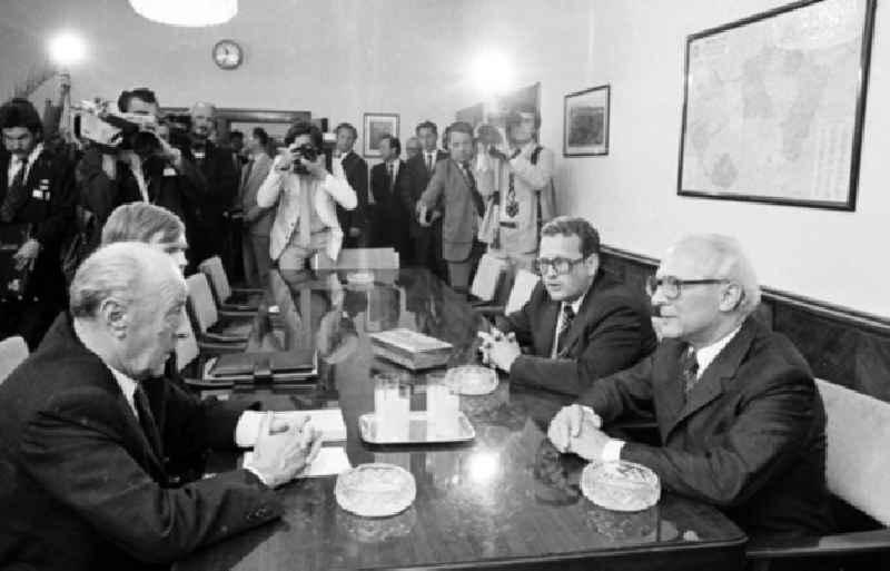 Partei- und Staatschef der DDR, Erich Honecker, beim Staatsbesuch in der Hauptstadt der Ungarischen Volksrepublik - Budapest.
