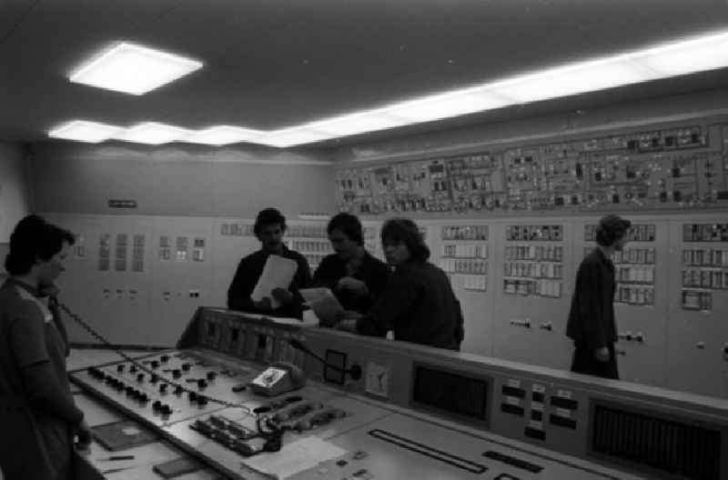 Erich Honecker besucht Chemiearbeiter in Buna. Einwoher bilden ein dichtes Spalier.