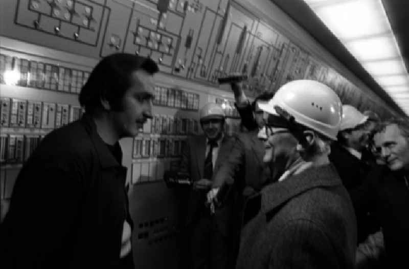 Erich Honecker besucht Chemiearbeiter in Buna. Einwoher bilden ein dichtes Spalier.