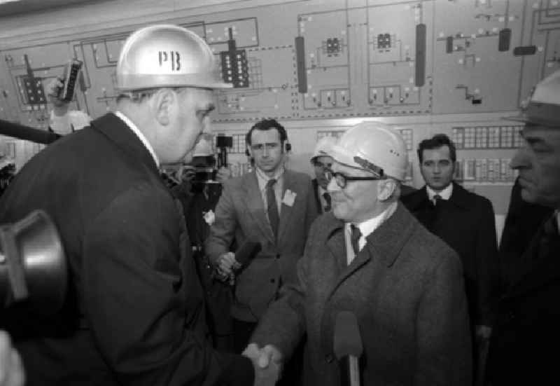 Erich Honecker besucht Chemiearbeiter in Buna. Generaldirektor Dr. Helmut Pohle erklärt das Modell des neuen Produktionskomplexes.