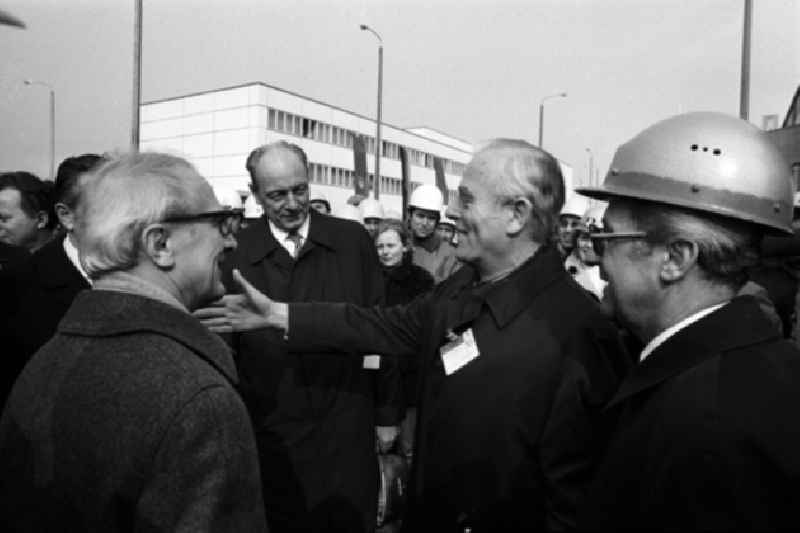Erich Honecker besucht Chemiearbeiter in Buna. Erich Honecker beim Gespräch mit den Werksangehörigen.