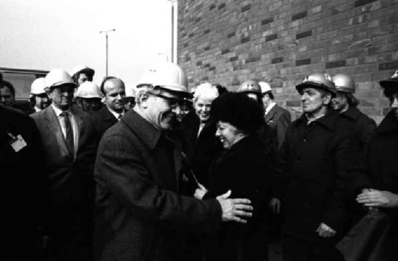 Erich Honecker besucht Chemiearbeiter in Buna. Erich Honecker beim Gespräch mit den Werksangehörigen.