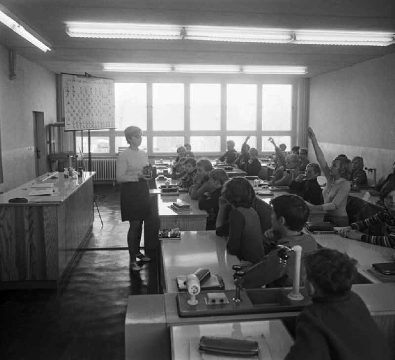 Chemieunterricht in Casekow bei Angermünde. Die neue Schule / POS / Polytechnische Oberschule ist gerade eröffnet worden, ein Jahr zuvor war die alte Schule nach einem Hochwasser unbenutzbar geworden. 1972 folgt noch eine neue Sporthalle.