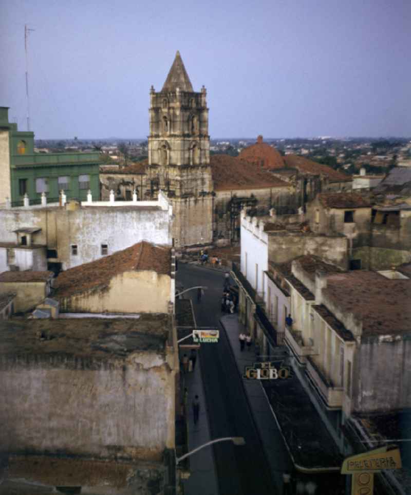 Blick über die Dächer der drittgrößten Stadt Kubas, Camagüey, auf die größte Kathedrale der Stadt. Die Catedral de Nuestra Senora de la Candelaria aus dem beginnenden 18. Jahrhundert ist der Schutzpatronin der Stadt geweiht. View over the city Camagüey - Cuba.