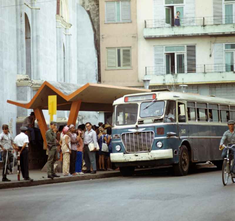 Straßenszene in der drittgrößten Stadt Kubas, Camagüey - an der Bushaltestelle.