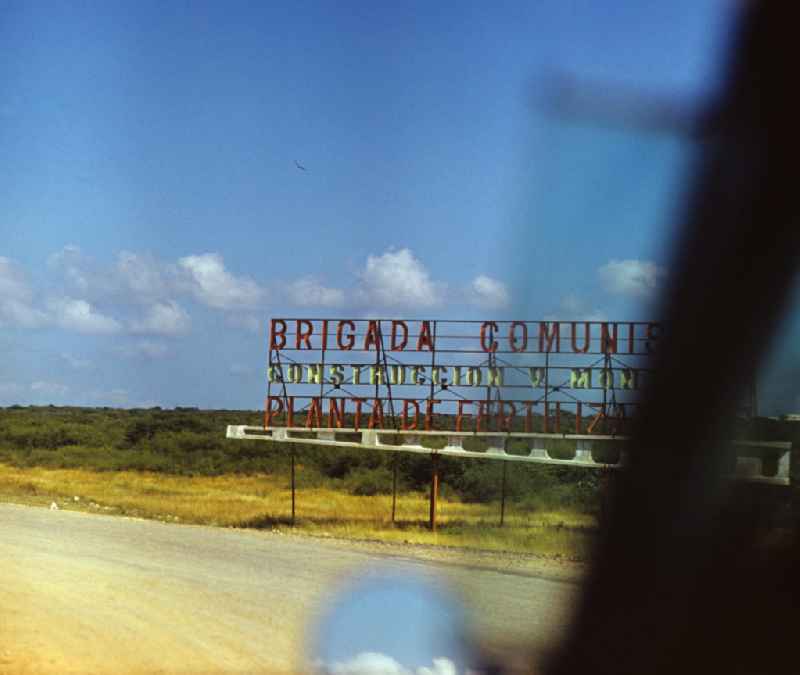 Schriftzug auf dem Weg zur Rinderzuchtfarm bei Camagüey in Kuba.