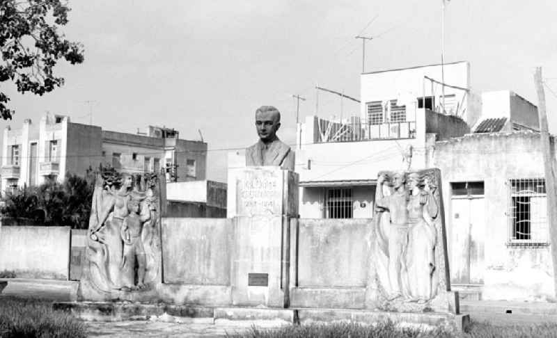 Blick auf ein Denkmal für Dr. Jorge Caballero Rojo (19