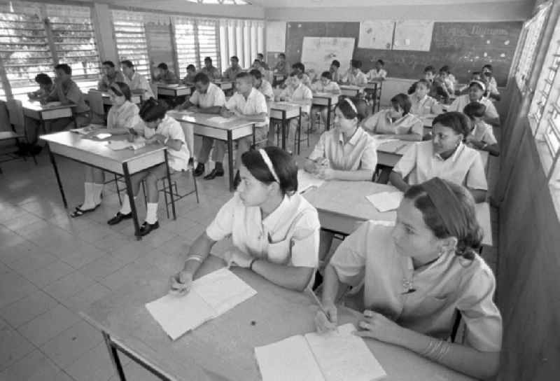 Kubanische Jugendliche während des Unterrichts in ihrer Schule in Las Mercedes / Camagüey.
