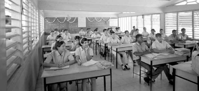 Kubanische Jugendliche während des Unterrichts in ihrer Schule in Las Mercedes / Camagüey.