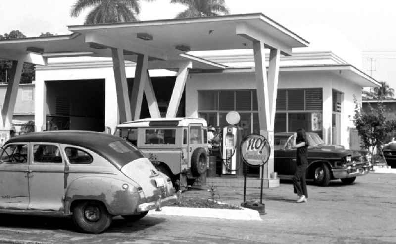 Blick auf eine gut besuchte Tankstelle in Cárdenas.