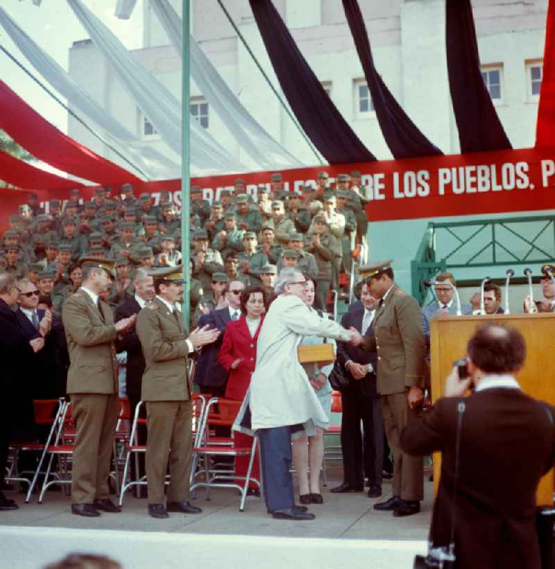 Der Staats- und Parteivorsitzende der DDR, Erich Honecker, besucht die Kaserne 'General Maceo' und wird dort von hohen Militärs in Empfang genommen. Honecker stattete vom 2