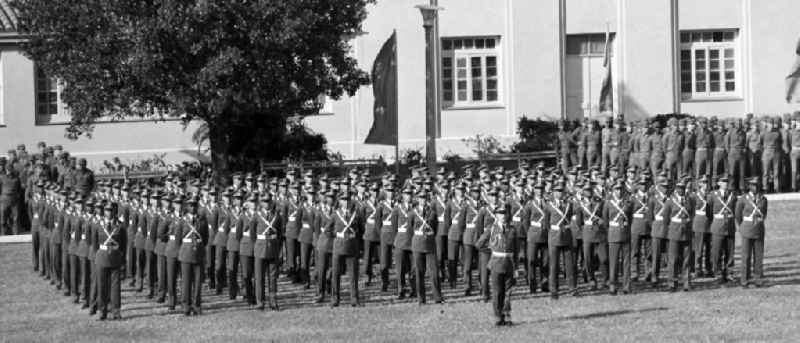 Aufstellung des Militärs in der Kaserne 'General Maceo' zu Ehren des Staatsbesuches des Staats- und Parteivorsitzenden der DDR, Erich Honecker, in Kuba. Honecker stattete vom 2