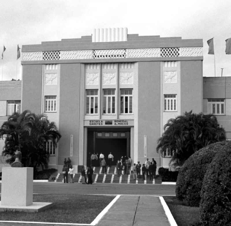 Blick auf die Kadettenschule der Kaserne 'General Maceo', die der Staats- und Parteivorsitzende der DDR, Erich Honecker, während seines Staatsbesuches in Kuba besuchte. Honecker stattete vom 2