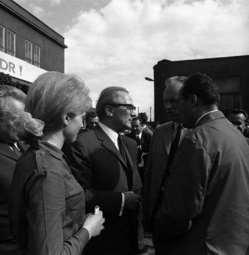 In einer Sitzungspause spricht das Mitglied des Politbüros Erich Honecker mit Delegierten. Honecker entmachtete 1971 Ulbricht und regierte danach bis 1989 als Generalsekretär der SED und Staatsratsvorsitzender die DDR.