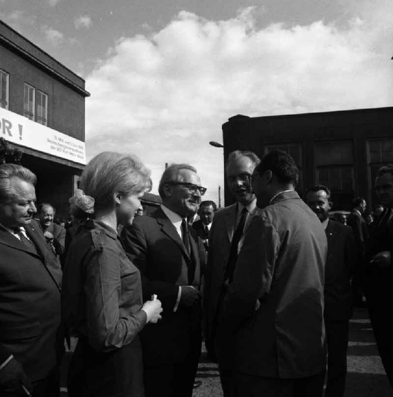 In einer Sitzungspause spricht das Mitglied des Politbüros Erich Honecker mit Delegierten. Honecker entmachtete 1971 Ulbricht und regierte danach bis 1989 als Generalsekretär der SED und Staatsratsvorsitzender die DDR.