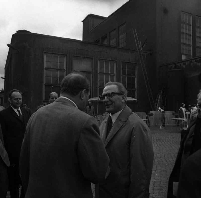 Bezirksdelegiertenkonferenz der SED. Ankunft Erich Honeckers und Begrüßung durch Delegierte. Honecker damals Politbüromitglied entmachtete 1971 Walter Ulbricht und regierte danach bis 1989 als Generalsekretär der SED und Staatsratsvorsitzender die DDR.