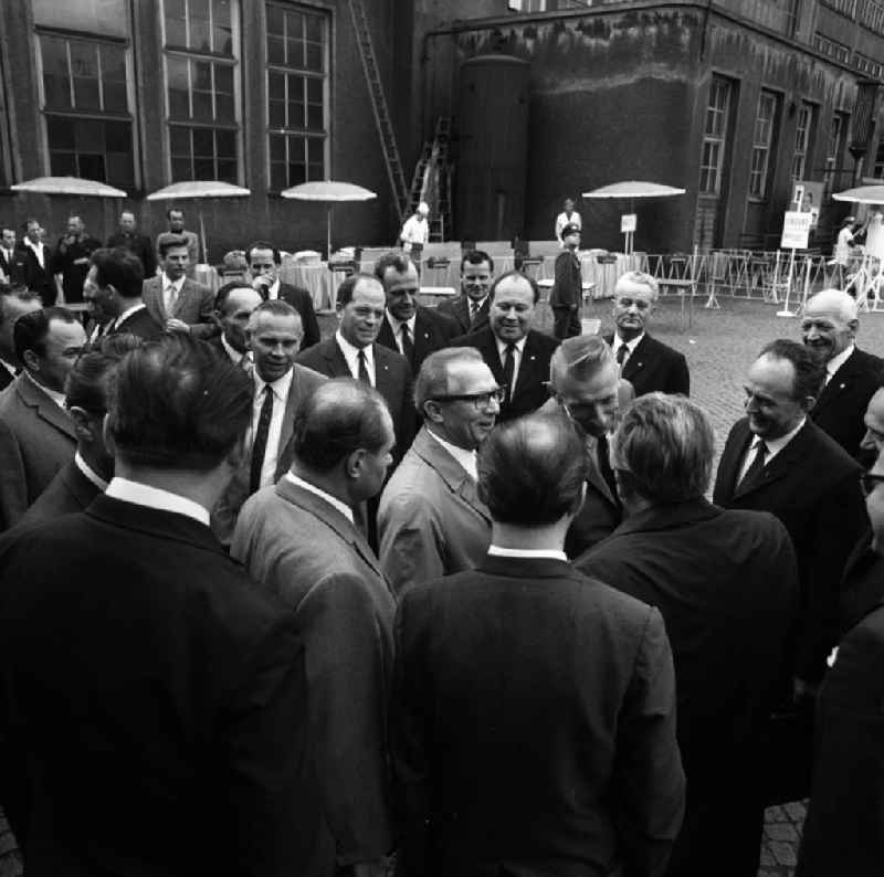 Bezirksdelegiertenkonferenz der SED. Ankunft Erich Honeckers und Begrüßung durch Delegierte. Honecker damals Politbüromitglied entmachtete 1971 Walter Ulbricht und regierte danach bis 1989 als Generalsekretär der SED und Staatsratsvorsitzender die DDR.