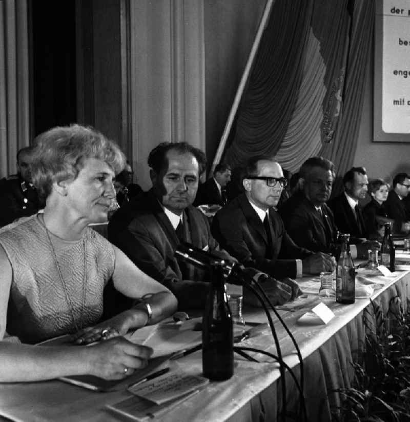 Bezirksdelegiertenkonferenz der SED. Das Präsidium mit Erich Honecker stellt sich den Fragen der Delegierten. Honecker damals Politbüromitglied stieg nach 1971 zum mächtigsten Mann der DDR auf. Er wurde Generalsekretär der SED und Staatsratsvorsitzender.