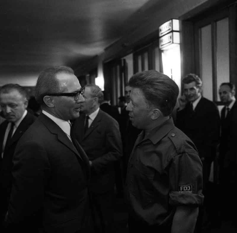 Bezirksdelegiertenkonferenz der SED. Das Politbüromitglied Erich Honecker spricht mit einem Weggefährten aus den Reihen der FDJ. Honecker war 1947 Mitbegründer und bis 1955 erster Vorsitzender der FDJ.
