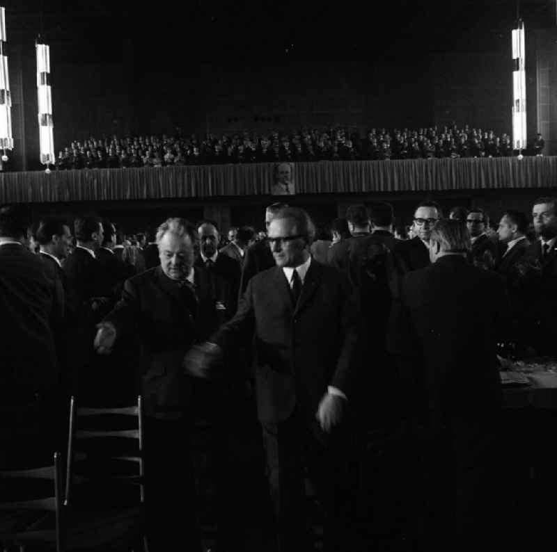 Bezirksdelegiertenkonferenz der SED. Unter  Applaus betreten Erich Honecker und andere Ehrengäste den Saal. Honecker damals Politbüromitglied stieg nach 1971 zum mächtigsten Mann der DDR auf. Er wurde Generalsekretär der SED und Staatsratsvorsitzender.