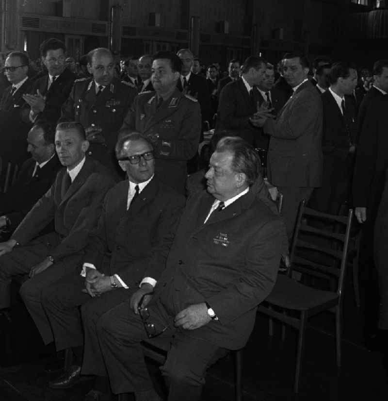Bezirksdelegiertenkonferenz der SED. Erich Honecker und andere Ehrengäste haben ihre Plätze eingenommen. Honecker damals Politbüromitglied stieg nach 1971 zum mächtigsten Mann der DDR auf. Er wurde Generalsekretär der SED und Staatsratsvorsitzender.