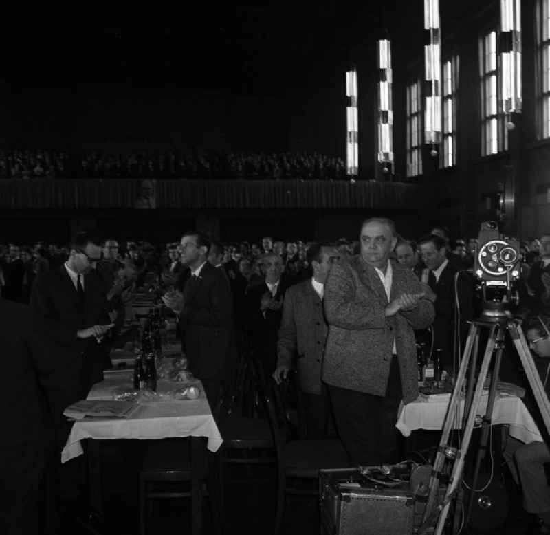Bezirksdelegiertenkonferenz der SED. Unter  Applaus betreten Erich Honecker und andere Ehrengäste den Saal.