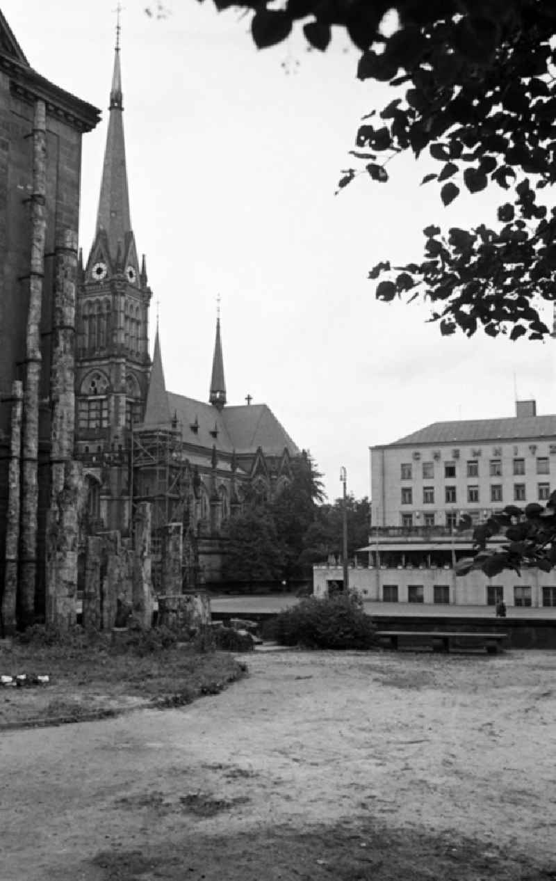Blick auf die Petrikirche und das Hotel Chemnitzer Hof in Karl-Marx-Stadt (heute Chemnitz).